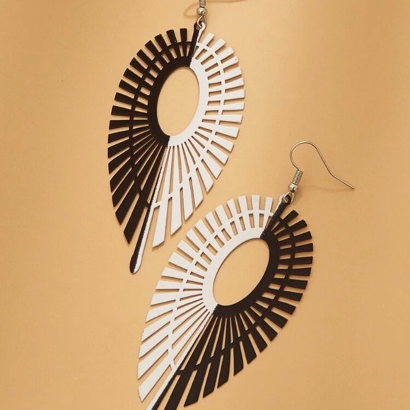 3/$30 🖤 Two Tone Geometric Earrings - Picture 2 of 5